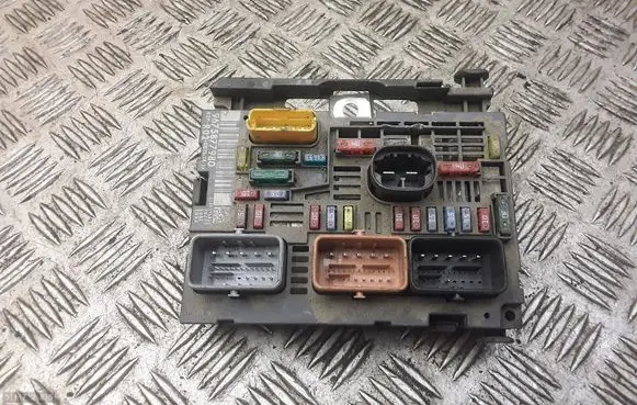 Peugeot 3008 I Fuse module 9675877980