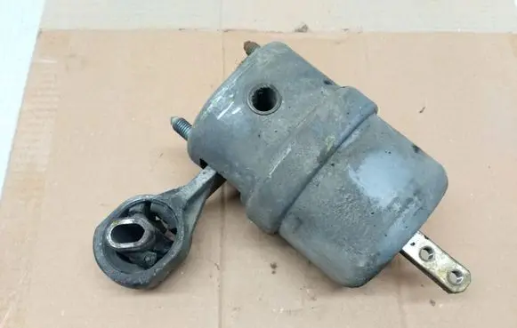 Volkswagen Transporter - Caravelle T4 Engine mount bracket
