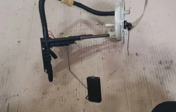 BMW 5 E60 E61 Fuel level sensor 0580303042 6765849