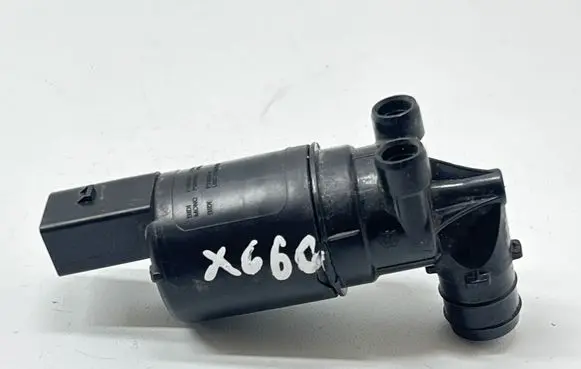 Volvo XC60 Windscreen/windshield washer pump 32262082 32262083 P1005853