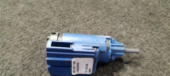 Audi A4 S4 B5 8D Brake pedal sensor switch 8E0927189 19322005