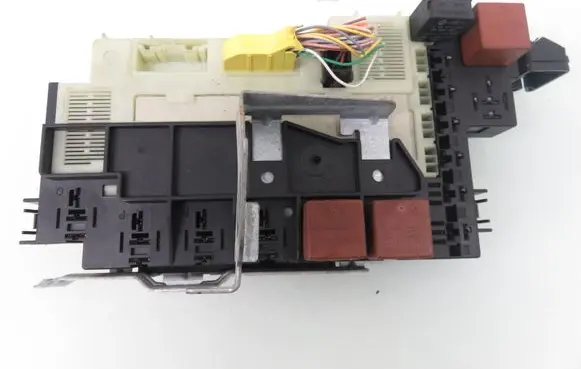 Renault Clio II Central body control module P8200031555