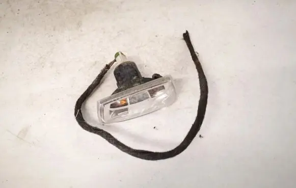 Opel Zafira B Front fender indicator light 13228580