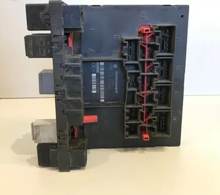 Volkswagen PASSAT B6 Fuse module 3C0937049J F005V00530
