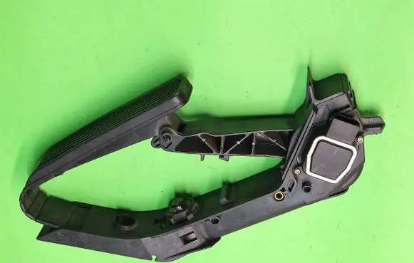 Mercedes-Benz C W203 Accelerator throttle pedal A2033000704