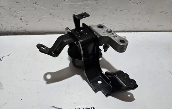 Engine mount vacuum valve