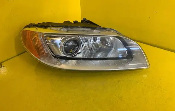 Volvo V70 Headlight/headlamp 31353533