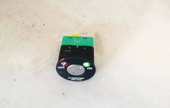 Hyundai Santa Fe Passenger airbag on/off switch 