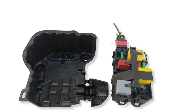 Peugeot 2008 I Fuse module 9672641980
