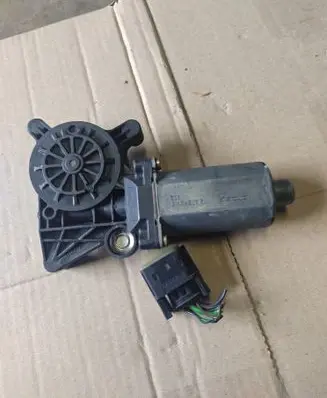 Mercedes-Benz C W202 Front door window regulator motor 0130821723