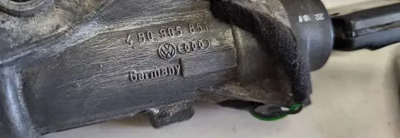 Volkswagen PASSAT B5 Ignition lock 4B0905851