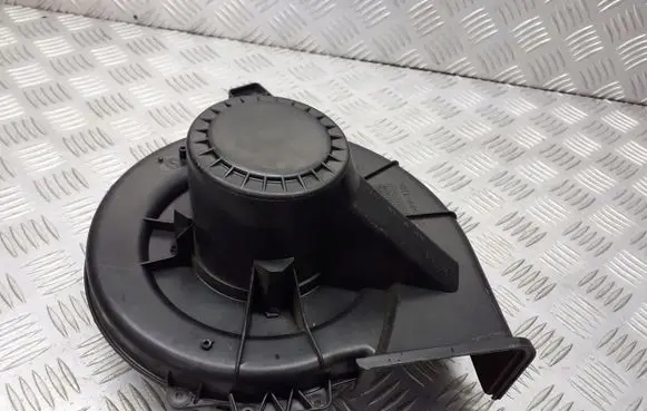 Volkswagen Polo IV 9N3 Front door blower motor 6Q1820015C