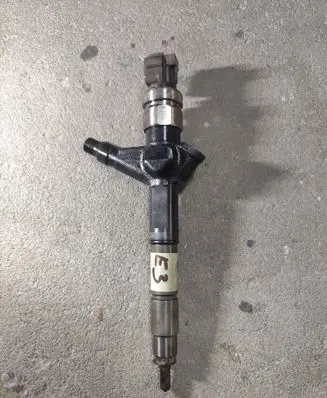 Nissan X-Trail T30 Fuel injector AW400AW4 09E12493