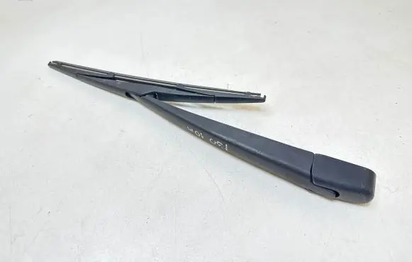 Rear wiper blade arm