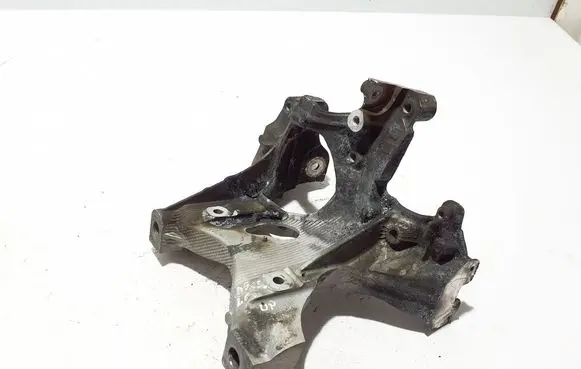 Engine mounting bracket