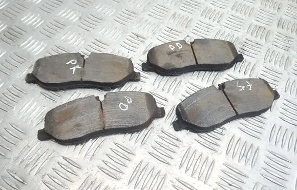 Land Rover Discovery 3 - LR3 Brake pads (front) 