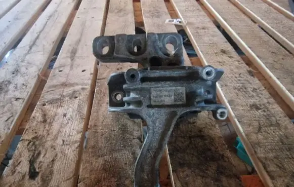 Volkswagen Touran III Engine mount bracket 5Q0199262BJ