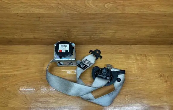 BMW 5 GT F07 Front seatbelt 610126300B 110907