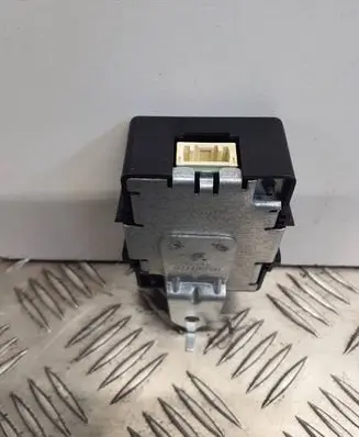 Toyota Avensis T270 Door control unit/module 8974102210B TA2011397 10R0311005