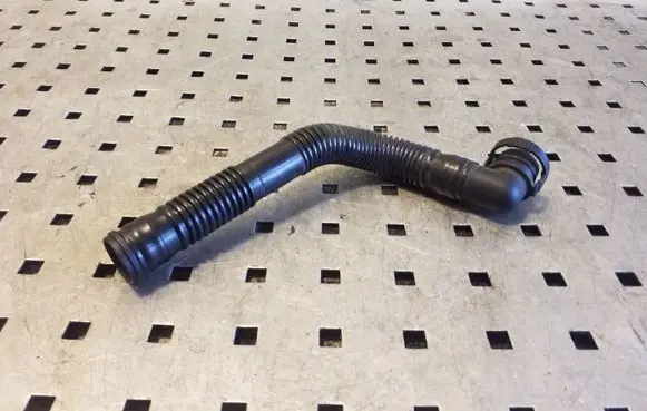 Volkswagen Tiguan Breather hose/pipe 5N0129637D