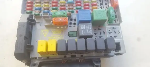 Opel Zafira A Fuse box set 24431677 24412497