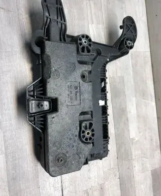 Volkswagen PASSAT B7 Battery tray 1K0915325A