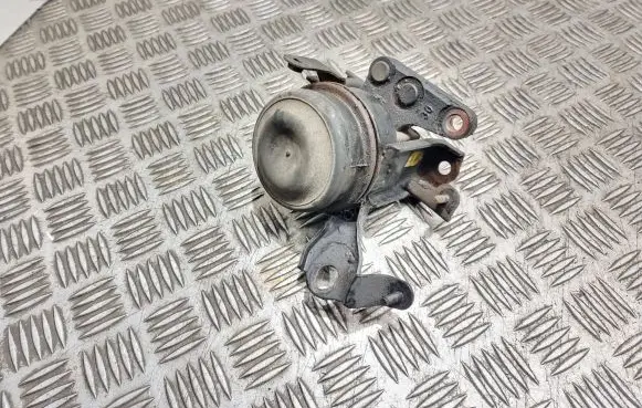 Toyota Avensis T250 Engine mount bracket