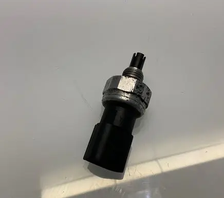 Mercedes-Benz E W211 Air conditioning (A/C) pressure sensor A2038300472 2038300472