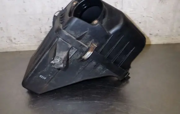Suzuki Grand Vitara II Air filter box 67J-A01