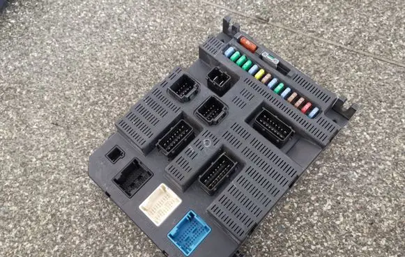 Peugeot 308 Fuse module 9663798180