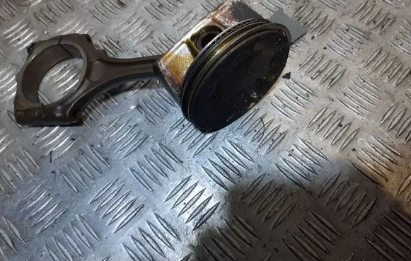 Volkswagen Routan Piston 