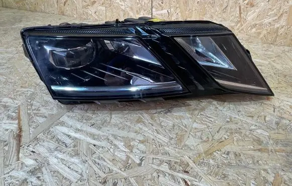 Skoda Octavia Mk3 (5E) Headlight/headlamp 5E1941018E 145100023807 E15A6369
