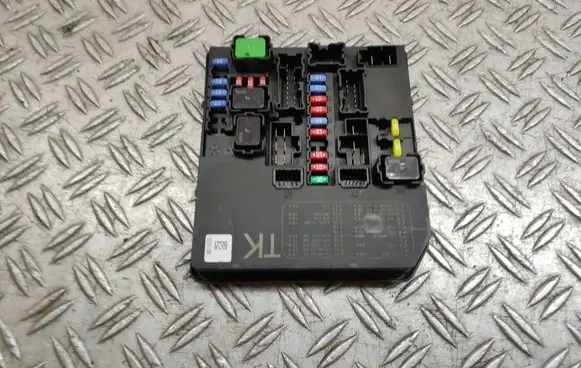 Nissan Juke I F15 Fuse module 284B71TX2B 50Y312F00 8321011697