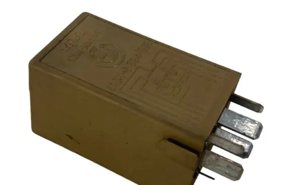 BMW 5 E39 Window wiper relay 8384505 61368384505