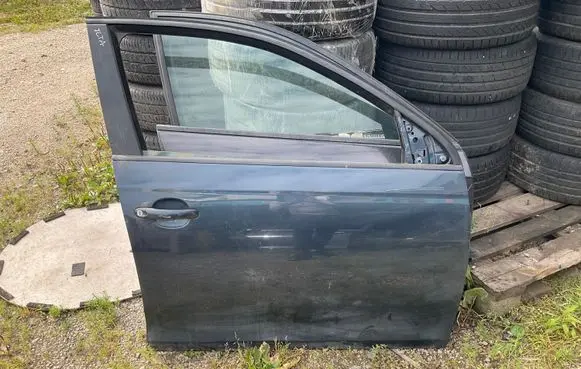 Volkswagen Jetta V Front door