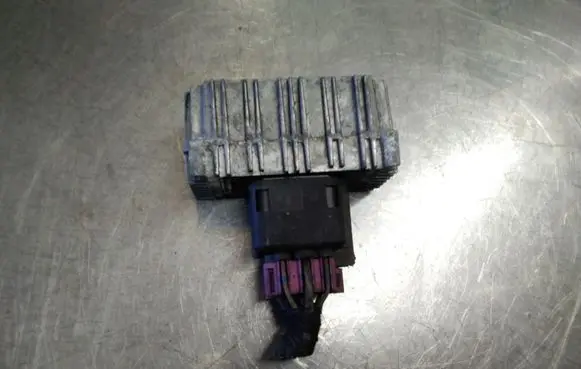 Opel Zafira B Coolant fan relay 51799018
