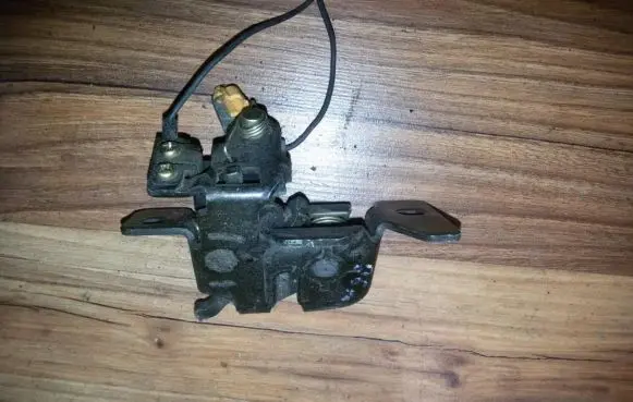 Mazda 323 F Tailgate/trunk/boot lock/catch/latch