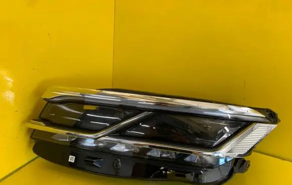 Volkswagen Touareg III Headlight/headlamp 761941081
