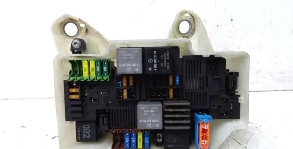 Mercedes-Benz C W205 Fuse module A0009822923