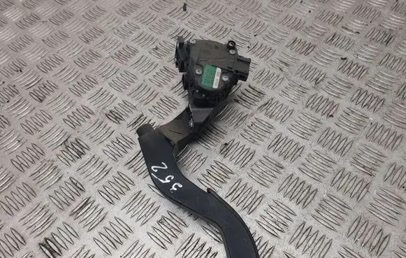 Accelerator throttle pedal