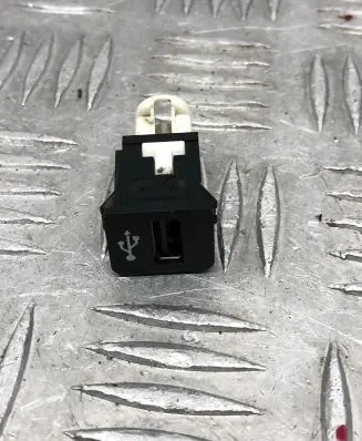 BMW 3 F30 F35 F31 USB socket connector 9229294 G50232