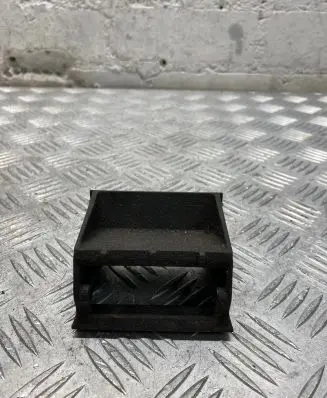 BMW X5 E70 Radiator mount bracket 7533537