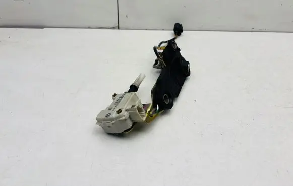 Volkswagen PASSAT B5.5 Tailgate exterior lock 3B9827297A