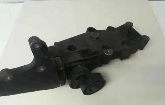 Volvo S60 Engine mounting bracket 9497106