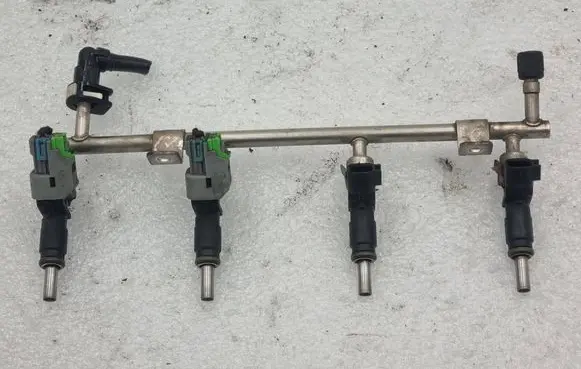 Opel Astra J Fuel injectors set 55562599 5562597