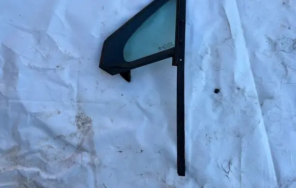 Peugeot 2008 I Front door vent window glass four-door 9801476080