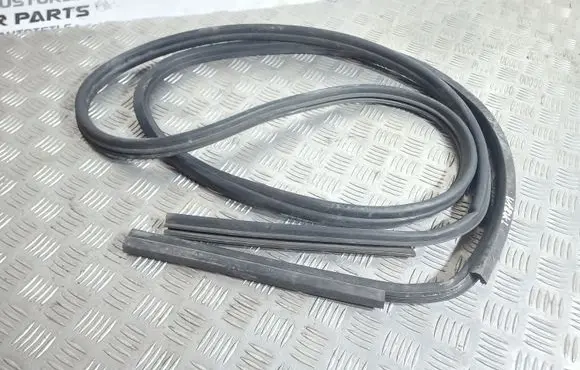 Land Rover Discovery 3 - LR3 Engine compartment rubber 