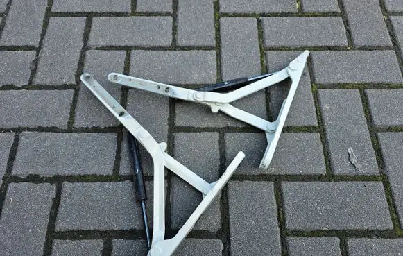 Maserati Coupe Tailgate/trunk/boot hinge 4200GT