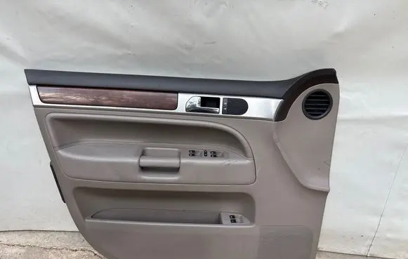 Volkswagen Touareg I Front door card panel trim 7L6867011