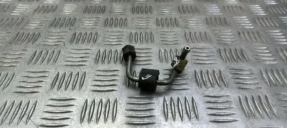 Volkswagen PASSAT B8 Fuel injector supply line/pipe 